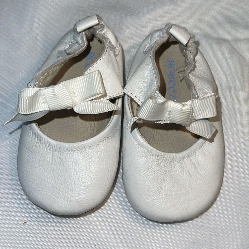 White leather Robeez size 6-9mo crib shoes with bow, precious!